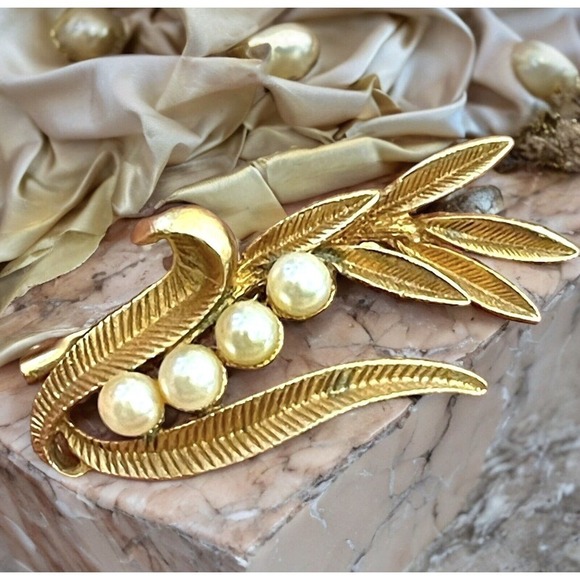 Vintage Roma Brooch Gold Tone Leaf Reeds Faux Pearl Pin Signed - Picture 1 of 8